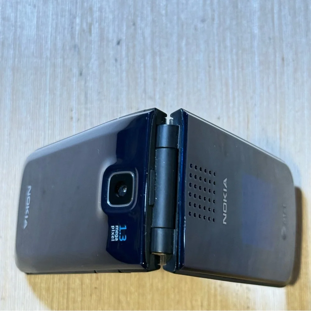 NOKIA Cell Flip Phone Model:2720A-2B No Charge “UNTESTED”w/Case Buy As Is Read!